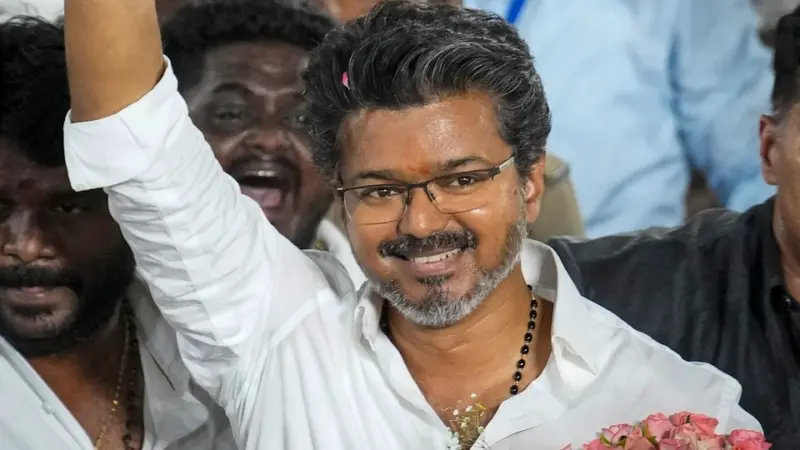 Vijay Family: ఇంట్లో వాళ్ల ఓట్లయినా పడతాయా అన్నారు-తమిళనాడు ప్రజలు నెత్తిన పెట్టుకున్నారు-విజయ్ కు దూరంగా భార్య, కొడుకు