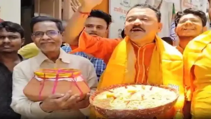 BJP's Jhalmuri Celebration Turns Bengal Poll Battle Into Street Festival