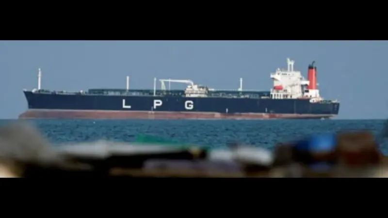 हॉर्मुज में तनाव के बीच भारतीय नौसेना अलर्ट: टैंकरों को सुरक्षा देकर निकाल रहा भारत, राजनाथ सिंह का बयान