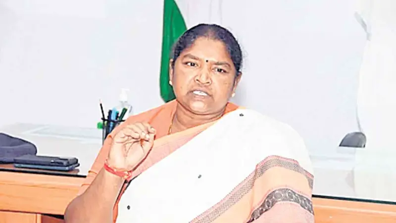 ఆదివాసీల అభివృద్ధికి అడ్డుగా ఉన్న చట్టాలను సవరించాలి: మంత్రి సీతక్క
