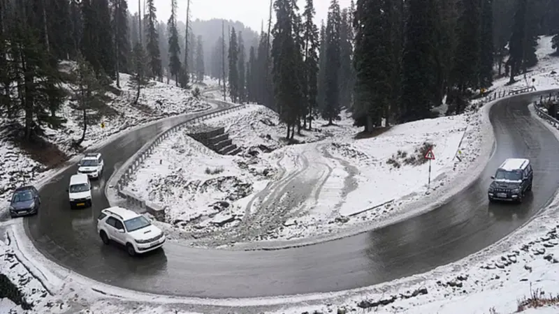 Snow blankets hills, Rain hits plains; Vaishno Devi Yatra disrupted