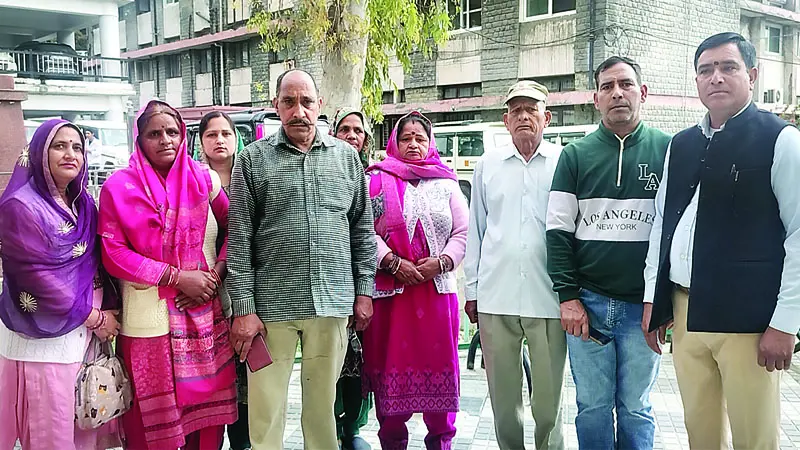 500 मीटर तक सडक़ बनाई ; फिर काम ठप, जमीन देकर रोड को तरसी बल्ह हरिजन बस्ती - Divya Himachal