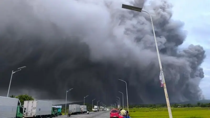 Mayon Volcano: फिलीपिन्सचा सर्वात सक्रिय ज्वालामुखी पुन्हा जागृत; आकाशात राखेचे साम्राज्य अन् हजारो लोकांचे स्थलांतर, VIDEO VIRAL