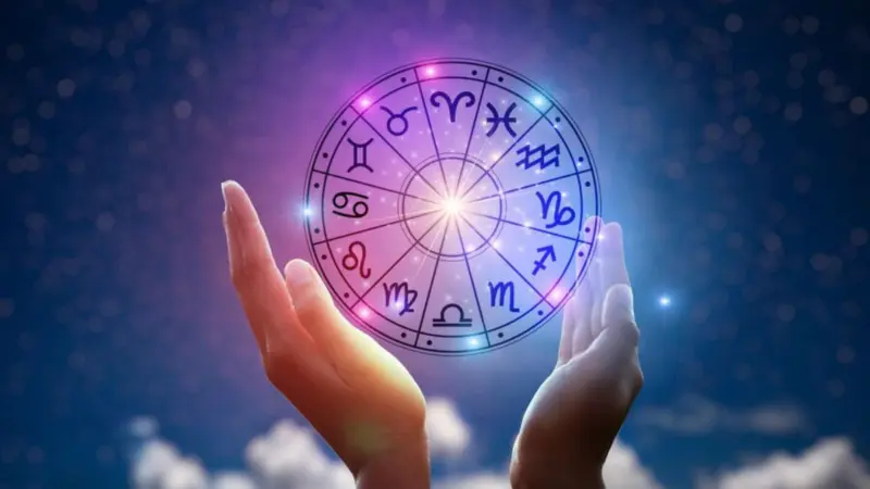 Today's  Horoscope 07 May 2026: धनु राशीतील चंद्र आणि मीन राशीतील मंगळ-शनि युतीमुळे, या ३ शुभ राशींचे भाग्य बदलणार