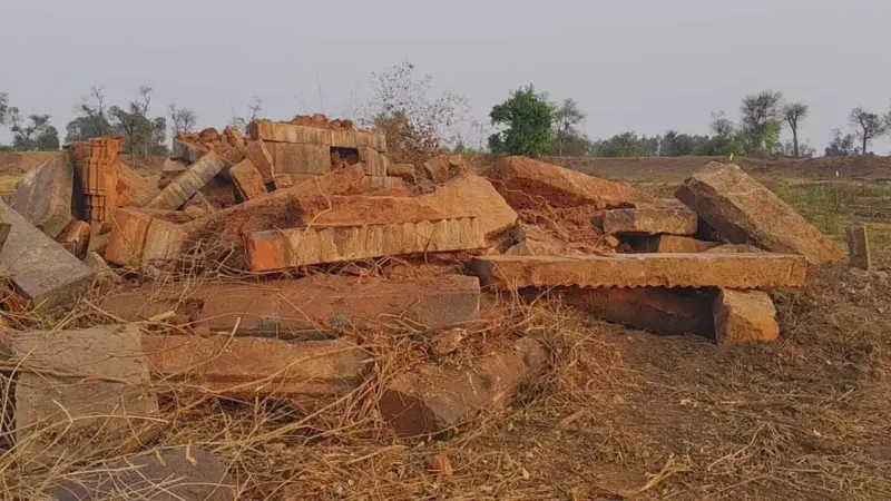 కాకతీయుల కాలం నాటి ఆలయం కూల్చివేత
