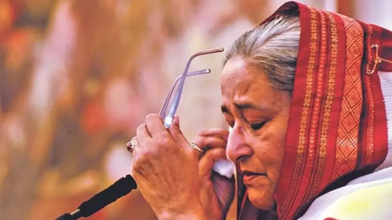 बांग्लादेश में भड़की भीषण हिंसा: शेख हसीना पर फैसले से पहले धमाके, आगजनी और हिंसक झड़पें