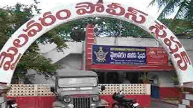 ప్రేమ జంటకు కుల పెద్దల జరిమానా.. ఫిర్యాదు చేసినా పట్టించుకోని పోలీసులు