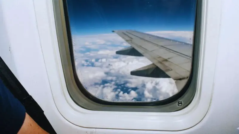 The Tiny Hole Protecting Your Life: Why Every Aeroplane Window Has a Secret Vent
