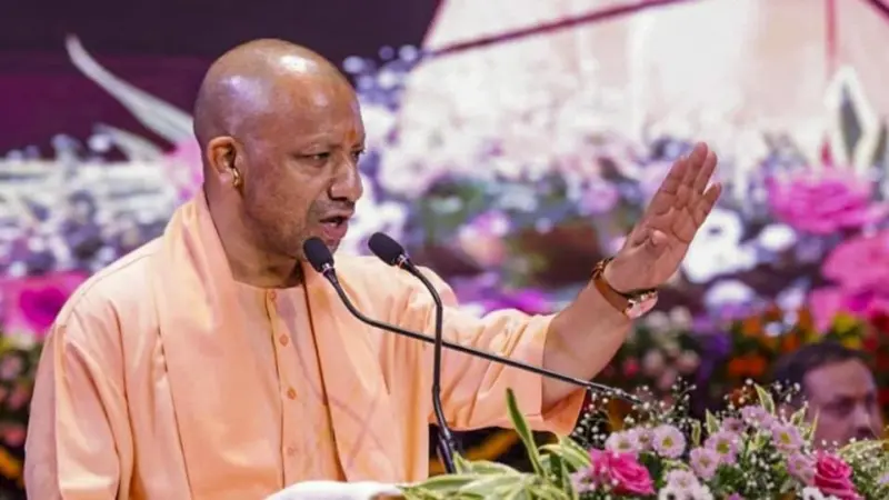 Yogi Adityanath: విలన్లను హీరోలుగా చూపించే సినిమాలు వాళ్లను నాశనం చేస్తున్నాయి.. బందిపోటును హీరోను చేయొద్దు: సీఎం యోగి