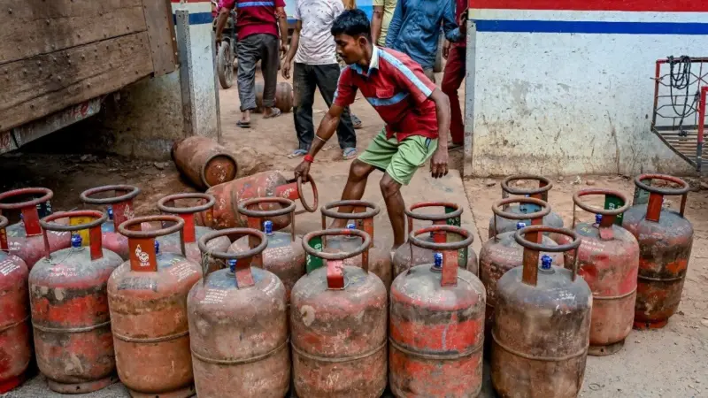 Gas Cylinders: পরিযায়ী শ্রমিকদের স্বস্তি! সিলিন্ডার সরবরাহ দ্বিগুণ করল কেন্দ্র