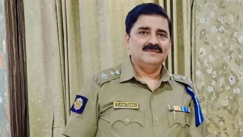 कोलकाता डीसीपी शांतनु सिन्हा के घर ED की छापेमारी, रंगदारी और सिंडिकेट रैकेट से जुड़े मामले में कार्रवाई, सीएम ममता के करीबी हैं | Dailyhunt