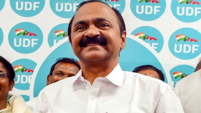 కేరళం సీఎంగా వీ.డీ. సతీశన్‌ ప్రమాణస్వీకారం