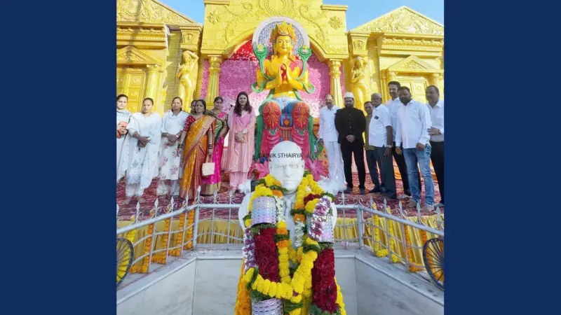 बुद्ध पौर्णिमेनिमित्त नगराध्यक्ष समशेरसिंह यांच्याकडून भगवान गौतम बुद्ध व डॉ. बाबासाहेब आंबेडकर यांना अभिवादन