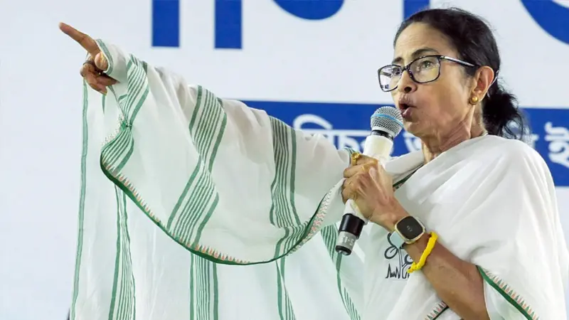 "আগুন জ্বালিয়ে দিচ্ছে বিজেপি", মমতার 'লঙ্কাকাণ্ড' মন্তব‌্যে সরগরম রাজ‌্যরাজনীতি