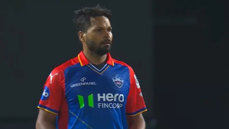 Watch: IPL 2026: Mukhesh Kumar's double-wicket over vs MI gives DC early advantage