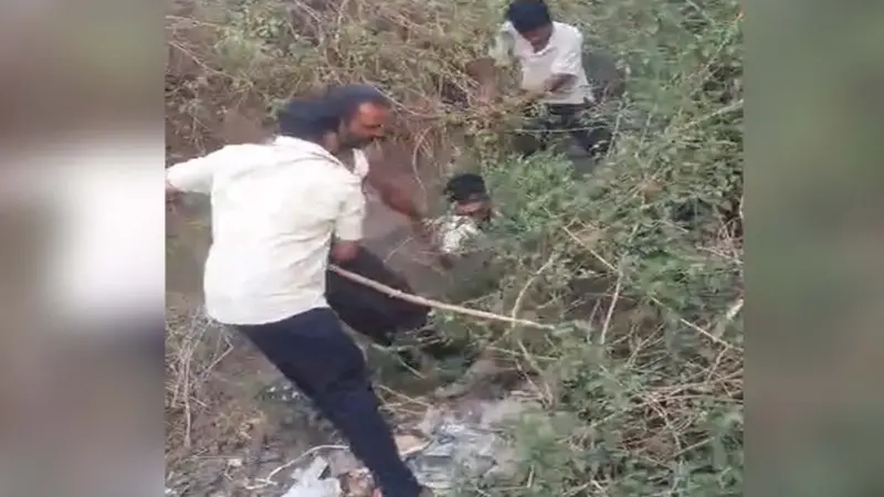 अंबिकापुर में बड़ी चोरी की कोशिश : मोबाइल, सोना और नकद लेकर भाग रहे चोर को भीड़ ने पकड़ा, पहले धुना फिर पुलिस को सौंपा