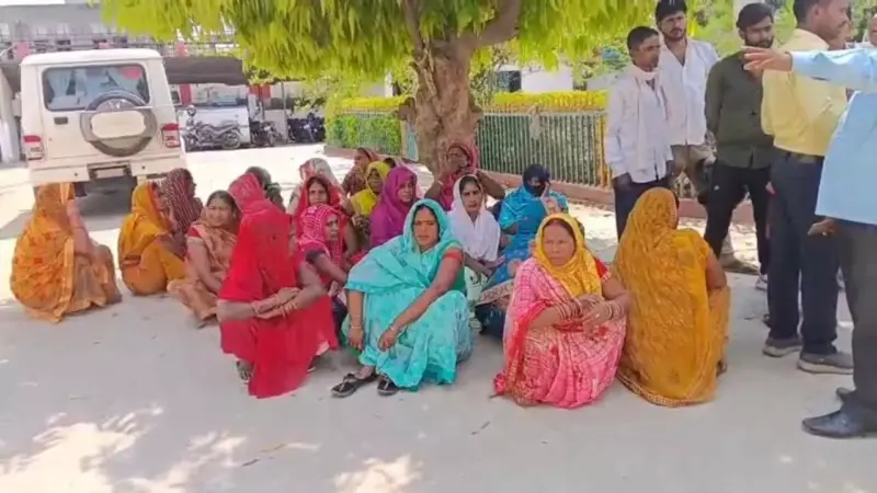 Basti News: बस्ती में दहेज हत्या पर बवाल: आरोपियों की गिरफ्तारी में देरी से परिजनों का प्रदर्शन