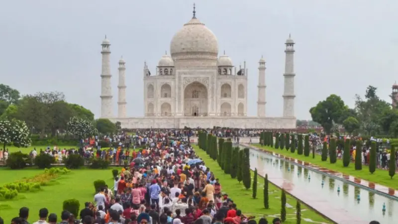 ताजमहल में भीड़ पर लगेगी लगाम, एक घंटे में अधिकतम 6000 से कम पर्यटकों को मिलेगा प्रवेश