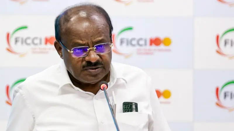 Govt meets industry to accelerate rollout of electric buses and trucks