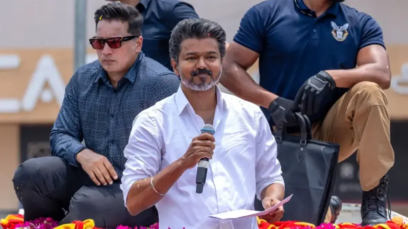 மக்கள் பிரச்சனைக்கு விஜய் போராடவில்லை என்று பெய்டு விமர்சகர்கள் இன்னும் கூவுகிறார்கள்.. விஜய் மக்கள் பிரச்சனைக்கு போராட விரும்பவில்லை, மக்கள் பிரச்சனையை தீர்க்க விரும்புகிறார்.. எந்த போராட்டத்திலும் எதுவும் மாறாது.. மக்களுக்கு என்ன செய்ய வேண்டும் என்று நினைக்கிறோமோ, அதை ஆட்சிக்கு வந்து செய்ய வேண்டும்.. அதைவிட்டுவிட்டு போராடவில்லை, மக்களை சந்திக்கவில்லை என்று கூறுவது தான் மக்களை ஏமாற்றும் செயல்.