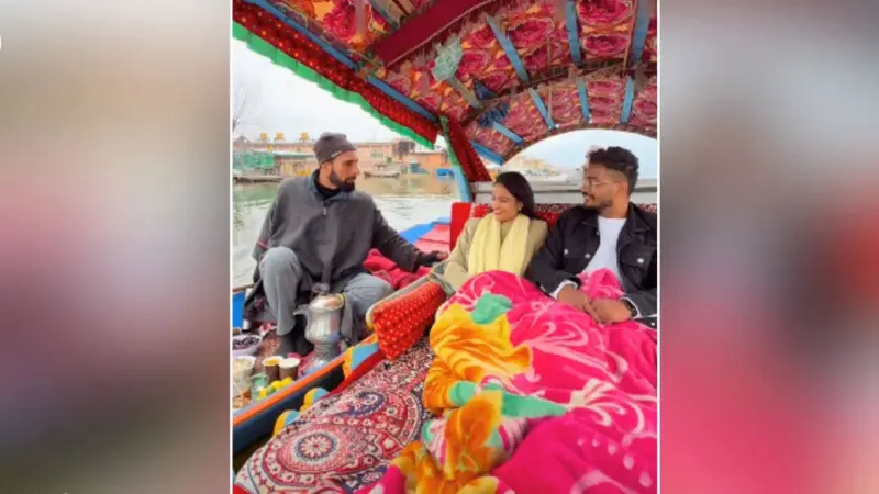 डल झील में शिकारे पर सवार कपल से कहवा बेचने वाले शख्स की दिल छू लेने वाली मुलाकात, वीडियो हुआ वायरल