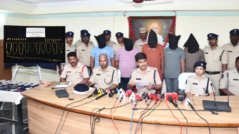 కాశీబుగ్గ జువెలరీ షాప్ లో జరిగిన డెకాయిటీ గ్యాంగ్ అరెస్టు
