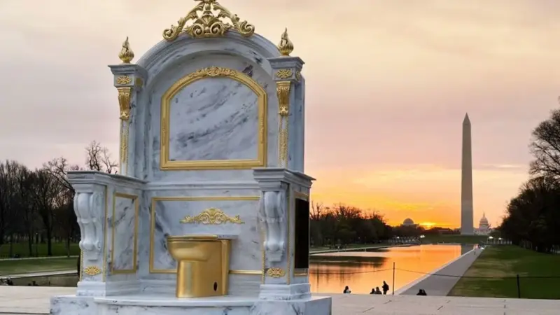 ట్రంప్ పై అమెరికన్ల 'గోల్డెన్ టాయిలెట్' తో వినూత్న నిరసన