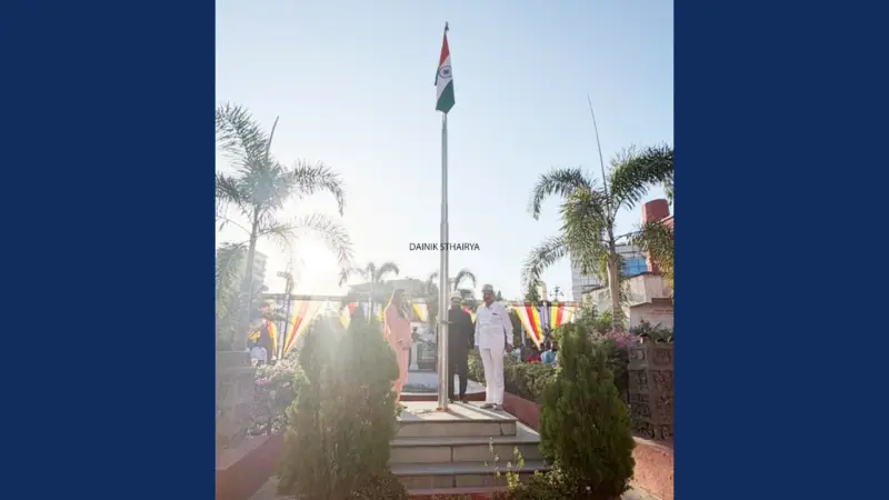 फलटण नगरपरिषदेच्या प्रांगणात 'महाराष्ट्र दिन' उत्साहात साजरा; नगराध्यक्ष समशेरसिंह यांच्या हस्ते मुख्य ध्वजारोहण