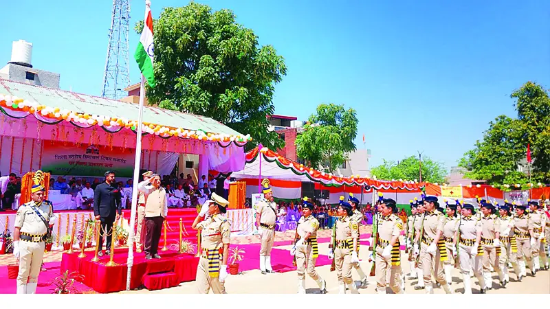 ऊना में शिक्षा मंत्री ने फहराया तिरंगा - Divya Himachal