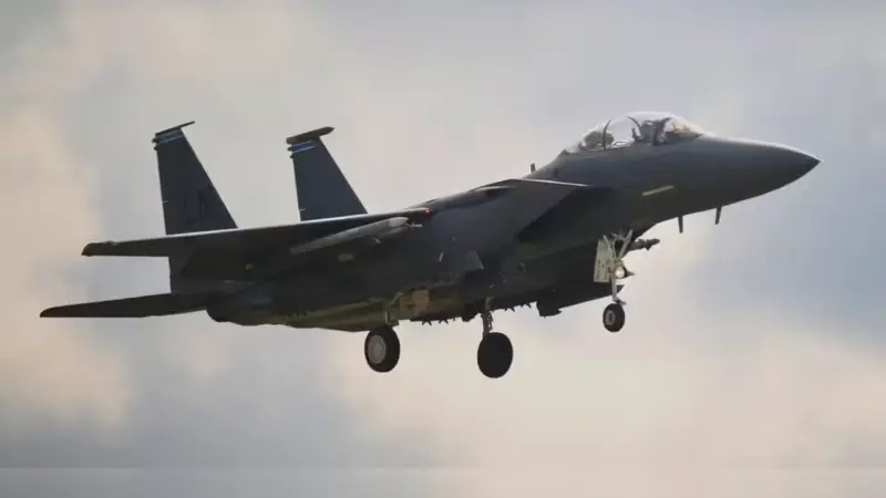 அமெரிக்க போர் விமானத்தில் இருந்து குதித்த விமானி; கண்டுபிடித்துக் கொடுப்பவருக்குப் பரிசு அறிவித்த ஈரான்