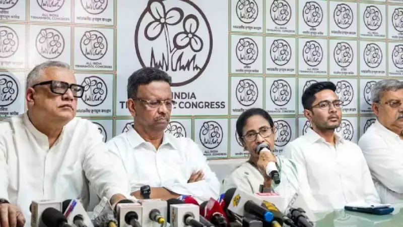 Mamata Banerjee: మమత పార్టీలో విభేదాలు.. నిరసనకు 35 మంది ఎమ్మెల్యేలే హాజరు..