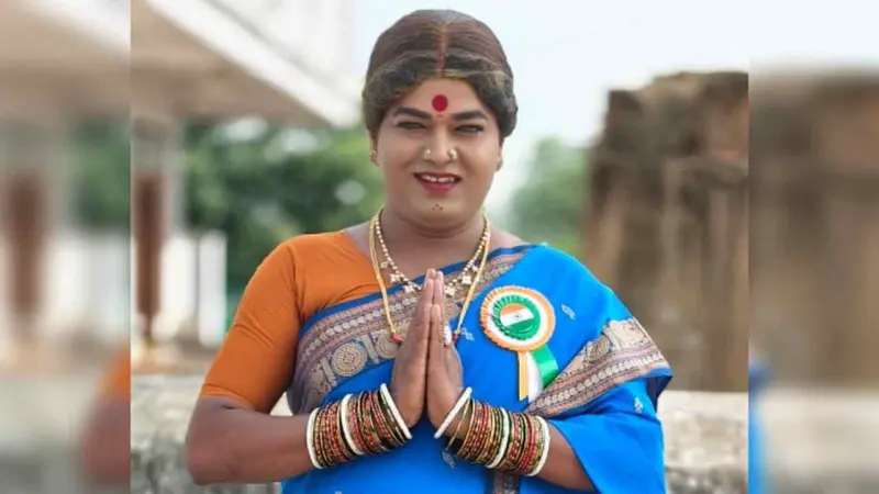 Jabardasth fame Komarakka | బంగారం దొంగిలింత.. జబర్దస్త్ ఫేమ్ కొమురక్కపై రాళ్లు, కర్రలతో దాడి