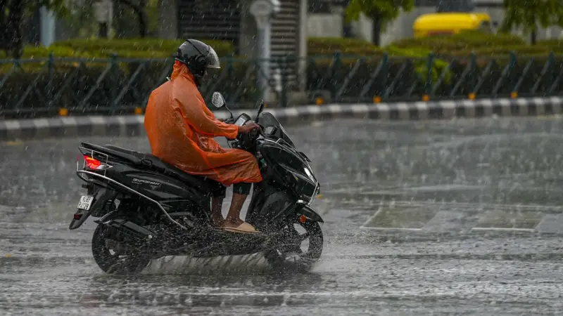 Weather today: Delhi-NCR skies turn stormy as rain hits city; Bengal on IMD's orange alert on Phase 2 polling day