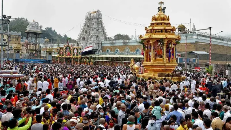 తిరుమలలో రికార్డ్ స్థాయి రద్దీ.. శ్రీవారి దర్శనానికి ఏకంగా 30 గంటలు!