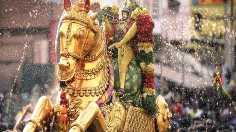 kallalagar festival 2026 பச்சைபட்டு உடுத்தி வைகை ஆற்றில் இறங்கினார் கள்ளழகர்...கோவிந்தா கோஷத்துடன் பக்தர்கள் பரவசம்