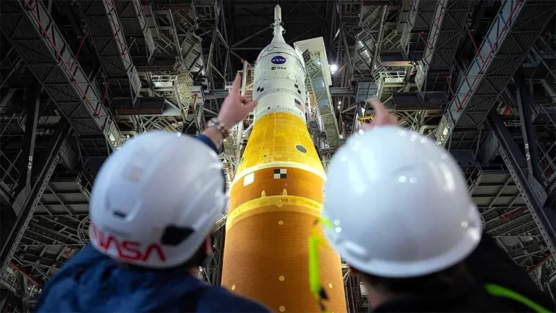 Artemis II Mission: 54 साल के इंतजार के बाद NASA फिर भेजेगा इंसानों को चांद पर, लॉन्च पैड पर पहुंचा रॉकेट