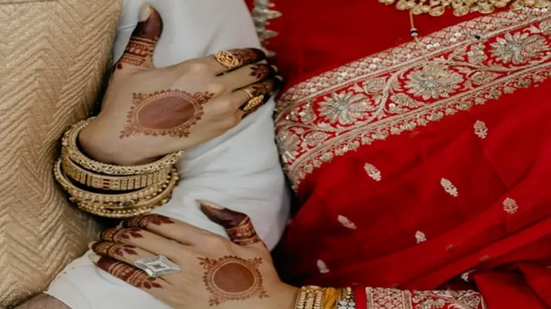 ஹெலிகாப்டர் கீழே விழுந்து விபத்து!. புதுமண ஜோடிக்கு நேர்ந்த சோகம்!...