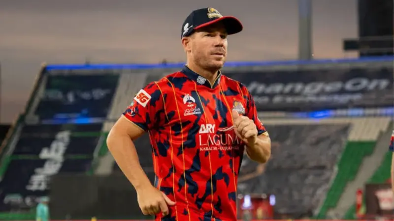 PSL 2026 के बीच सिडनी लौटते ही डेविड वॉर्नर गिरफ्तार, जानें किस मामले में क्रिकेटर के खिलाफ हुआ एक्शन