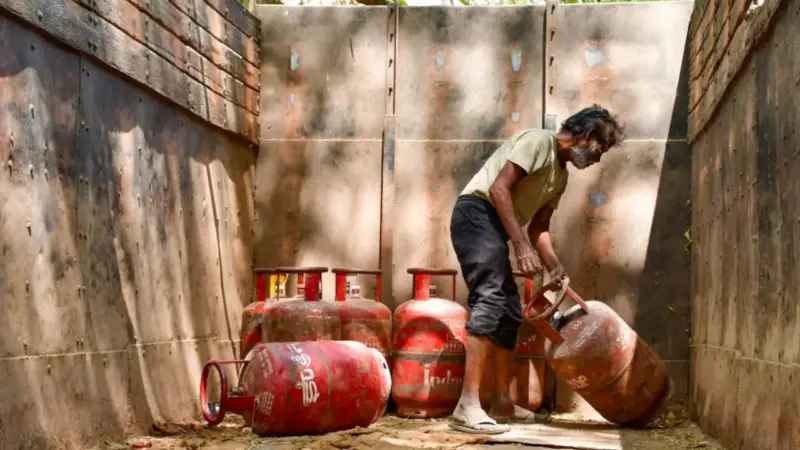 LPG 5kg Price: गॅस दरवाढीने सर्वसामान्यांचं  मोडलं कंबरडं! 5 किलोच्या Cylinder च्या किमतीत मोठी वाढ.