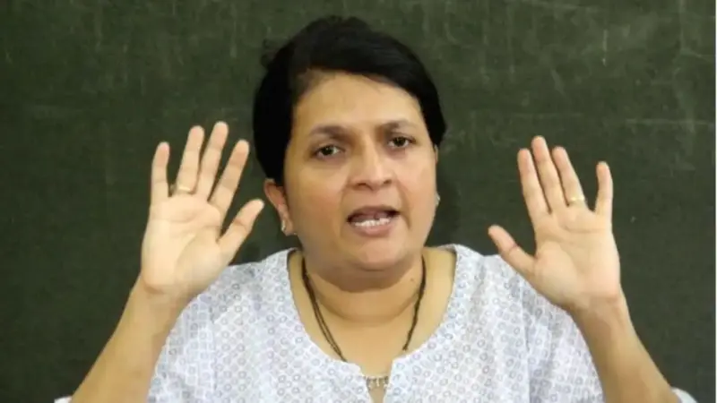 अजित पवारांचा अपघात झाला त्या कंपनीच्या विमानात पार्थ पवार बसलेच कसे? पैसा कोणाचा? अंजली दमानियांचा सवाल!