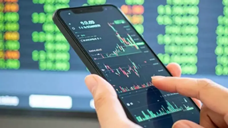 Sensex, Nifty recover from day's lows to end flat; IT stocks shine