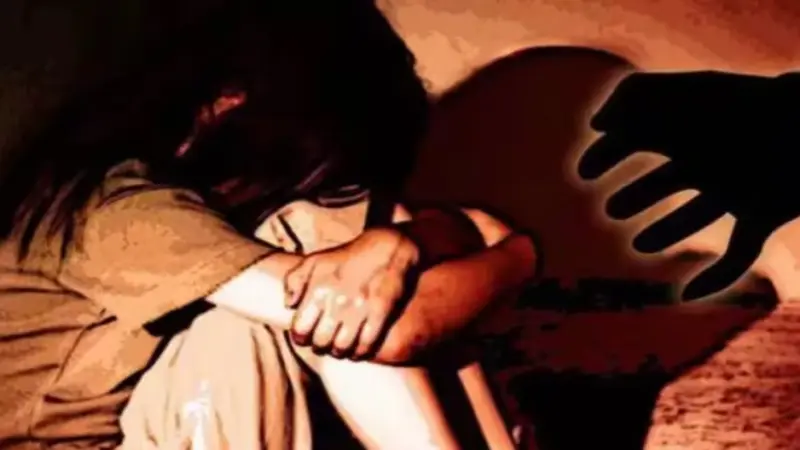 भयंकर; मुख्याध्यापकाने निकाल घेण्यासाठी खोलीत बोलून सातवीच्या मुलीचे काढले कपडे अन्...