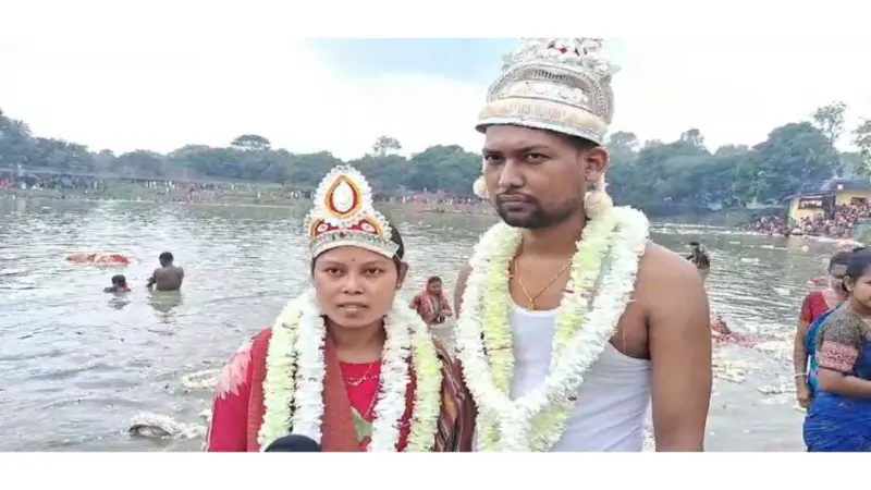 বিয়ের টোপর ভাসিয়ে সুখের সংসারের প্রার্থনা! বুদ্ধ পূর্ণিমার মেলায় মাতল পুরাতন মালদা