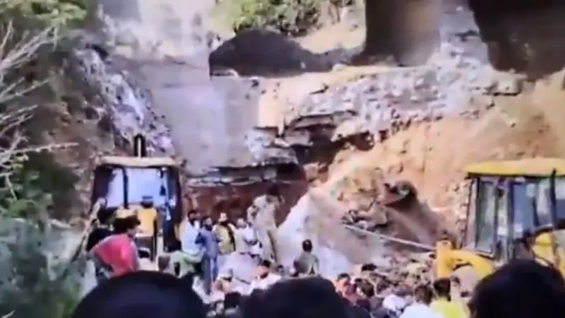Bridge Collapses in Jammu's Bantalab: جموں کے بن تالاب میں پل گرنے سے ایک ہلاک، کئی مزدور ملبے تلے دبے، ریسکیو آپریشن جاری