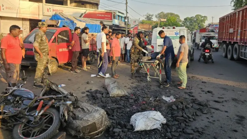 बालूमाथ में दर्दनाक हादसा: कोयला लदे हाईवा ने बाइक सवार को कुचला, मौके पर मौत के बाद सड़क जाम