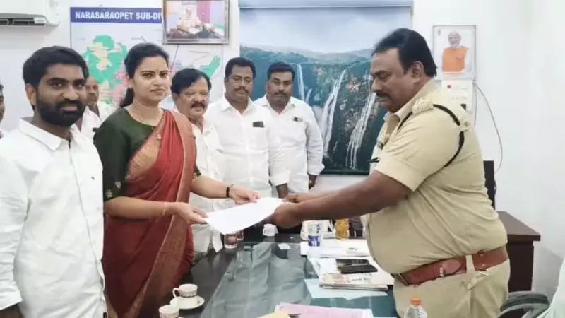 డీఎస్పీ ఆఫీసు లో పాస్‌పోర్ట్ సరెండర్ చేసిన  విడదల రజని!