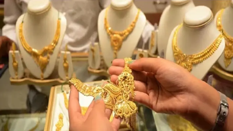 Gold Silver Rate: शादियों के सीजन में चांदी की चमक पड़ी फीकी, सोने की कीमत भी स्थिर, जानें रेट