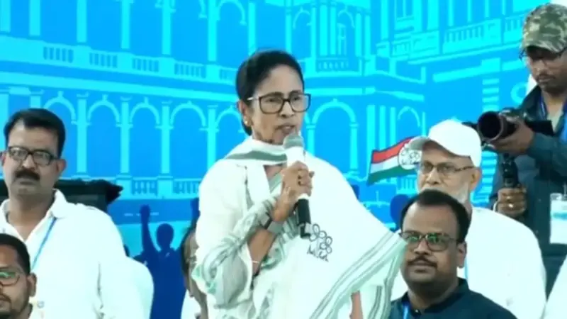 ভোট না দিলে 'সম্পর্ক ত্যাগ'! মালদহে দাঁড়িয়ে কি হারের আশঙ্কায় প্রচ্ছন্ন হুমকি মমতার?