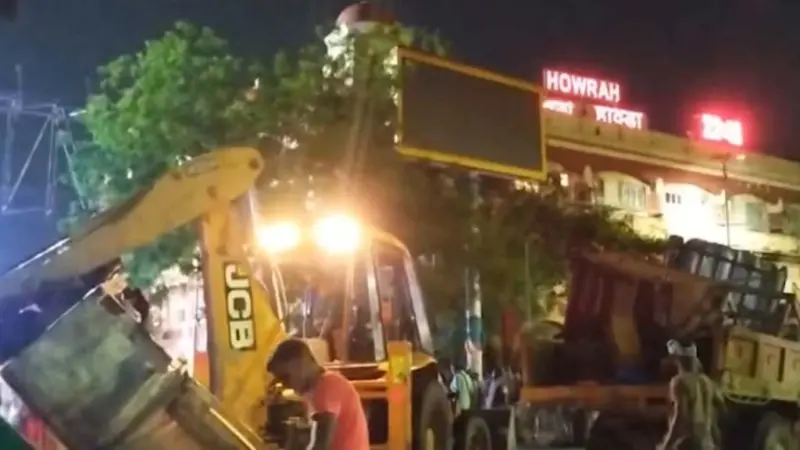Bulldozer Action: బెంగాల్‌లో బుల్డోజర్ చర్యలు.. హౌరా స్టేషన్ బయట ఆక్రమణలు తొలగింపు