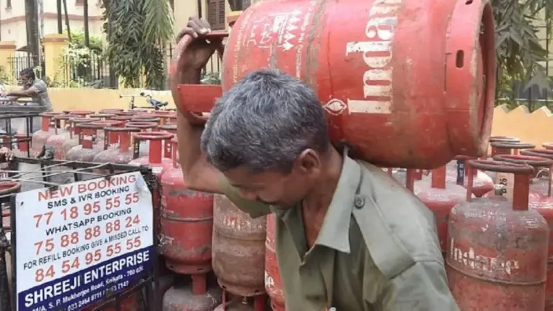 தொடர்ந்து உயரும் சிலிண்டர் விலை.. பொதுமக்களுக்கு அதிகரிக்கும் சிரமம்!